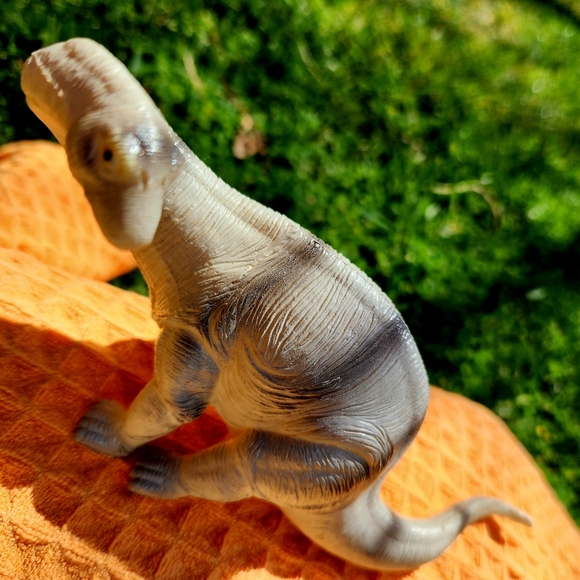 Apatosaurus Dinosaur, long plastic toy 7"L. Tan/Black - Picture 3 of 8